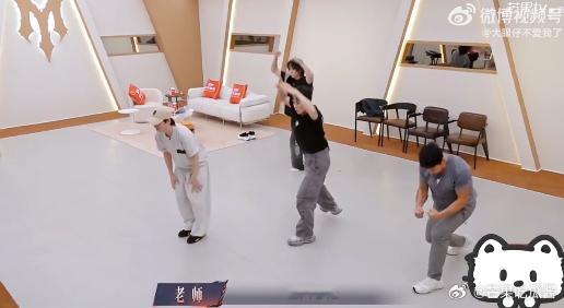 刘畊宏情绪价值这一块披荆斩棘直播曹骏刘畊宏陈若轩大闹舞台刘教练情绪价值满分，夸陈