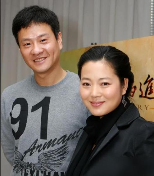 有一次，王茜华和丈夫到饭店吃饭，没想到结账时，丈夫却说，“饭钱我付了，回头你转一