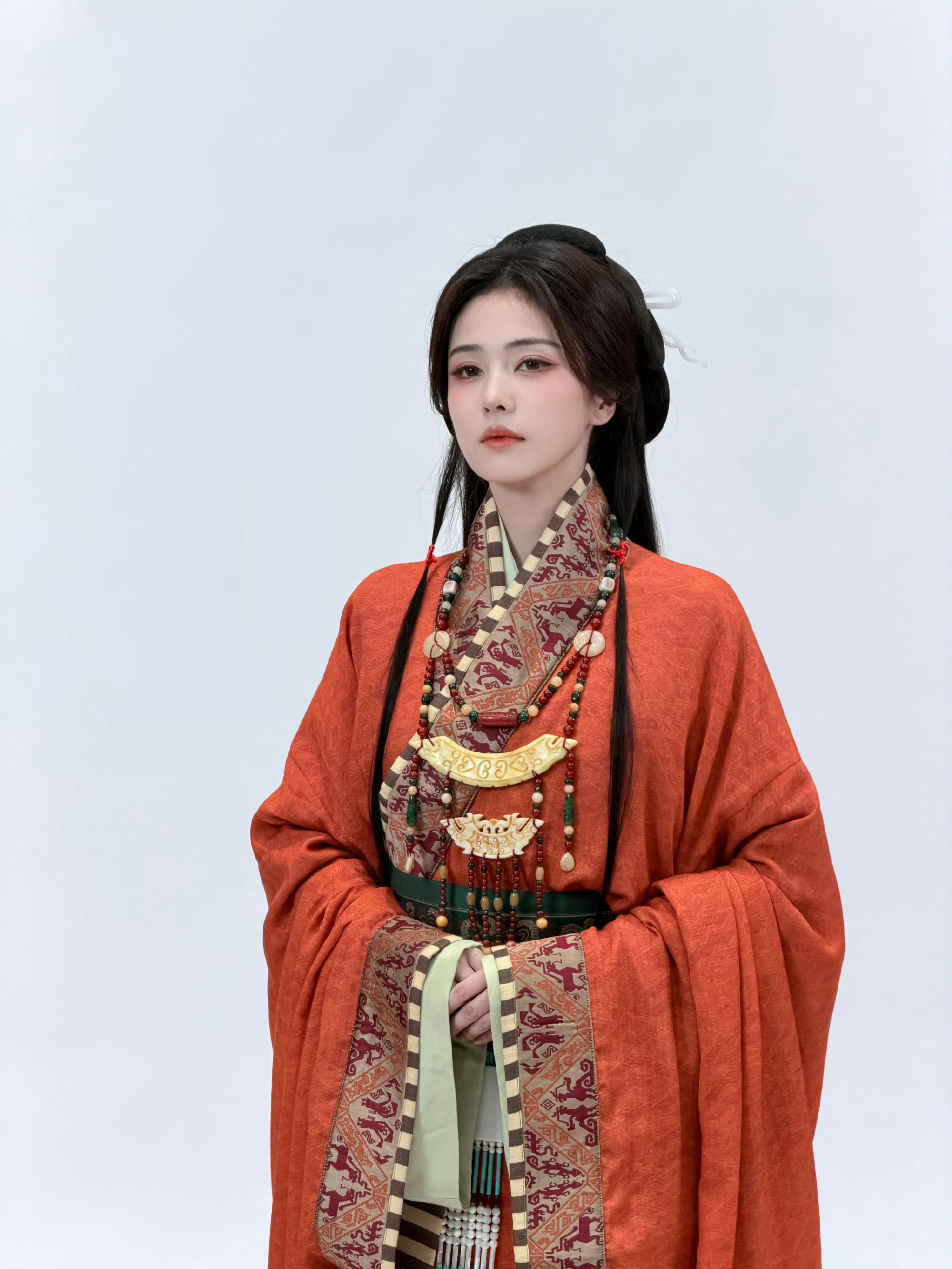 白鹿奔跑吧今天穿回古装白鹿奔跑吧解锁绝美战国袍！古朴雅致的古风穿搭，端庄又灵动，