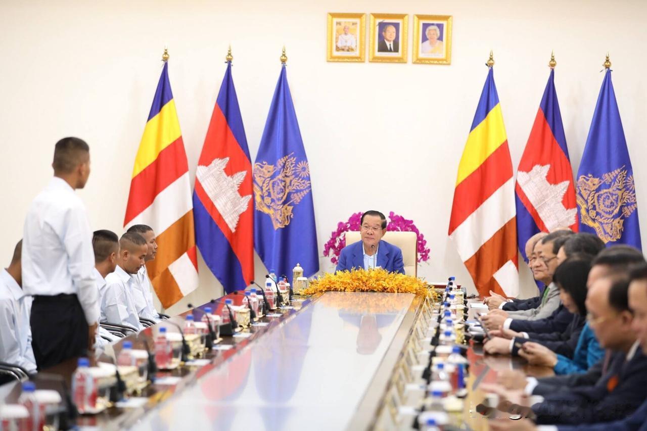 洪森亲王:目睹将士归国场景深受感动并流泪。1月1日上午，柬埔寨人民党主席、参议院