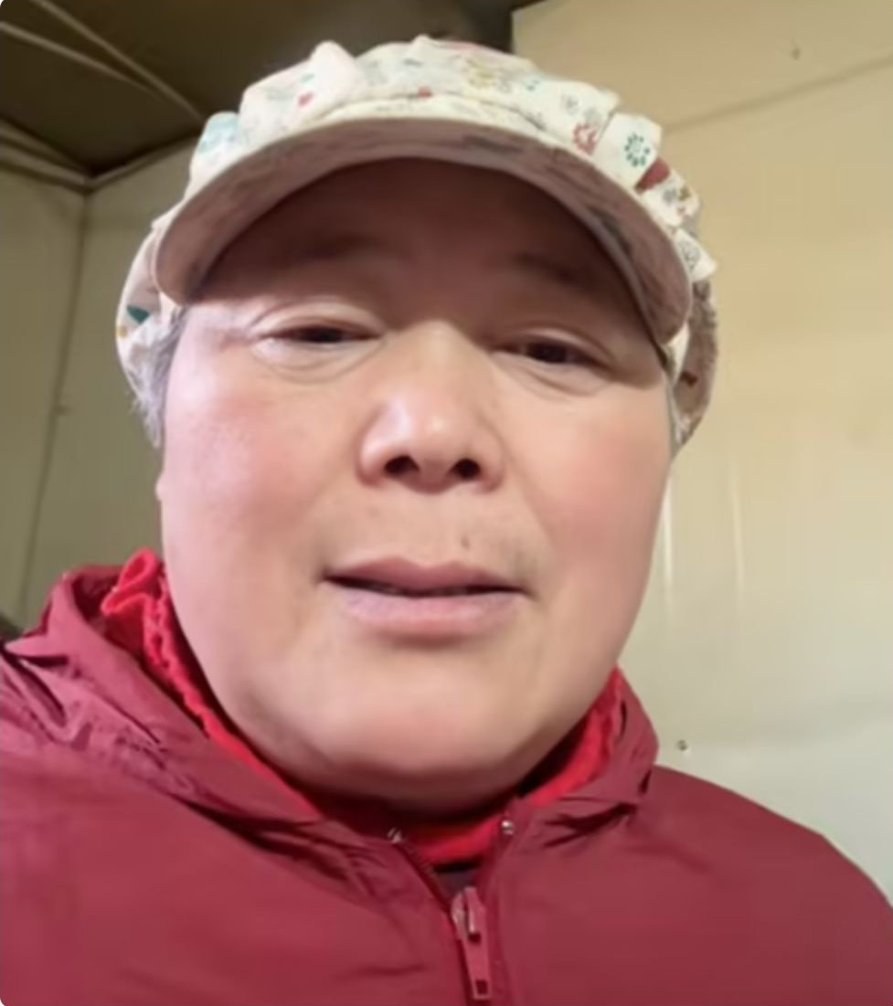 网红摊主鹅腿阿姨塌房后，更多黑料被曝光，儿子天天开豪车游玩 