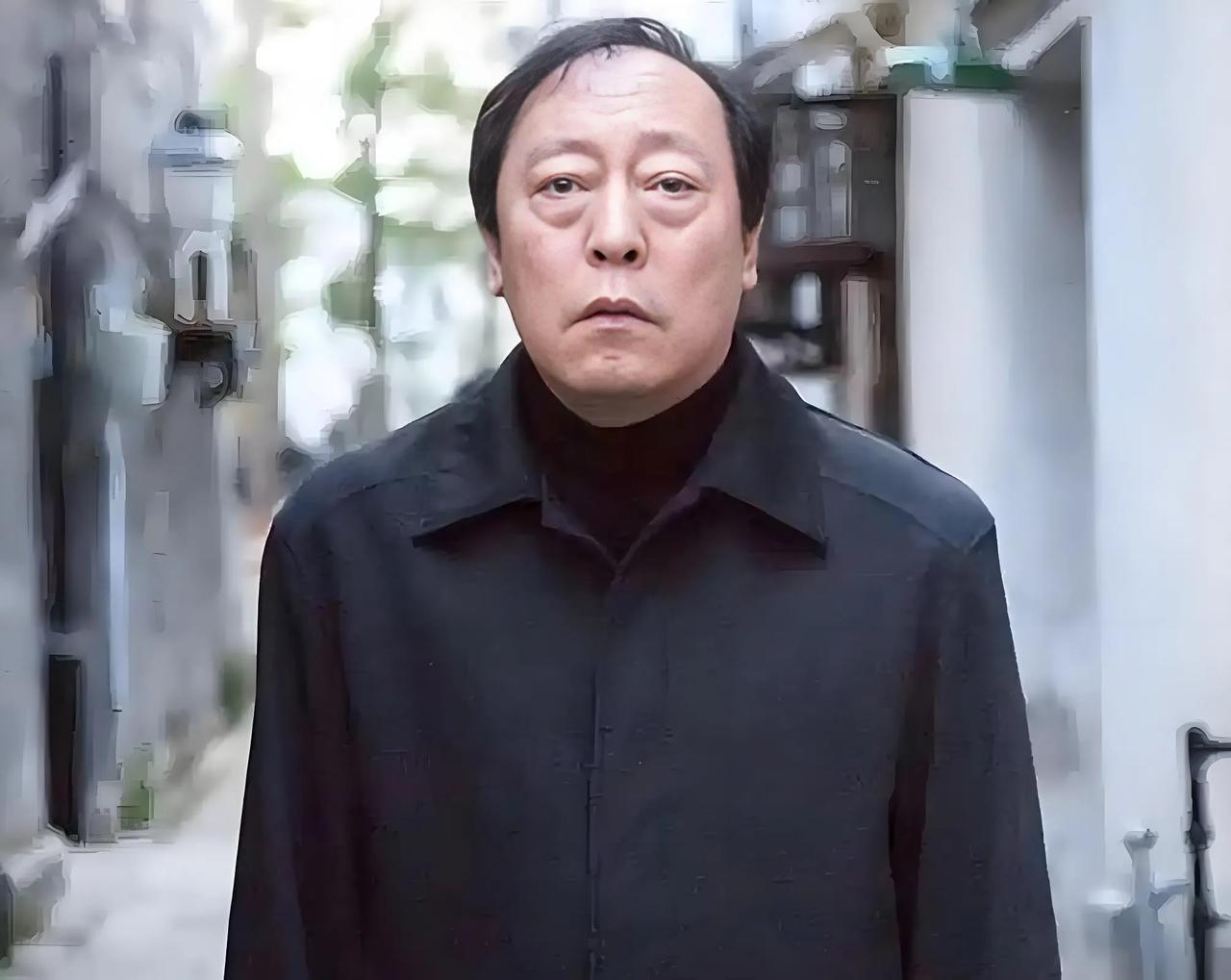 张丰毅给张光北打电话：“叫上倪大红，来香港拍电影！”结果，倪大红埋怨道：“张丰毅