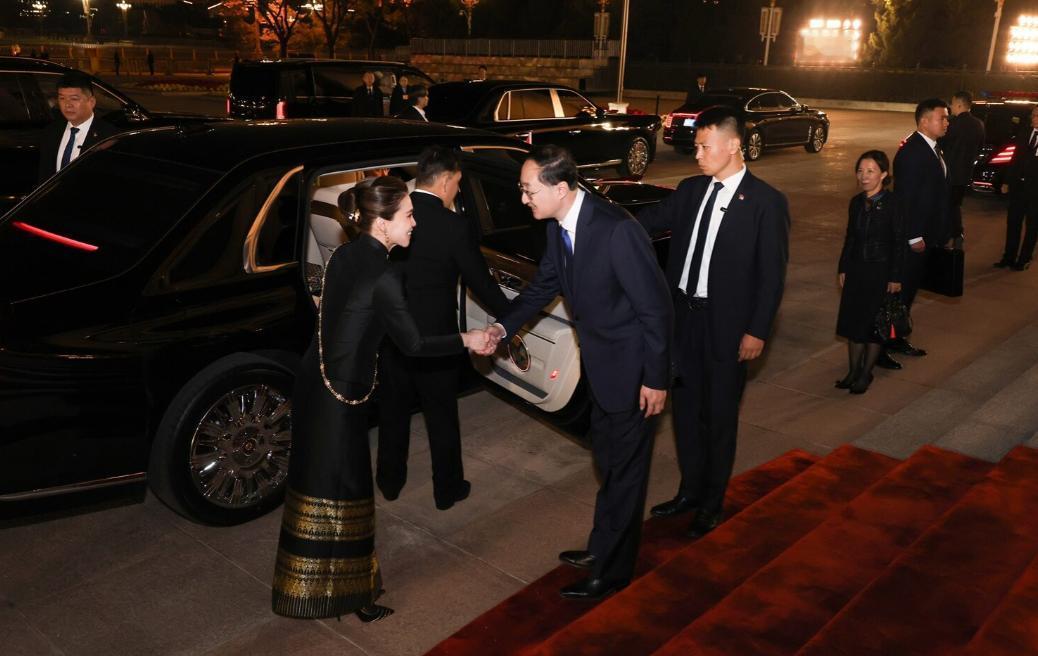 泰国国王访华宴会，帅气保镖意外抢镜，身份成谜引发热议。
11月14日晚，泰国国王