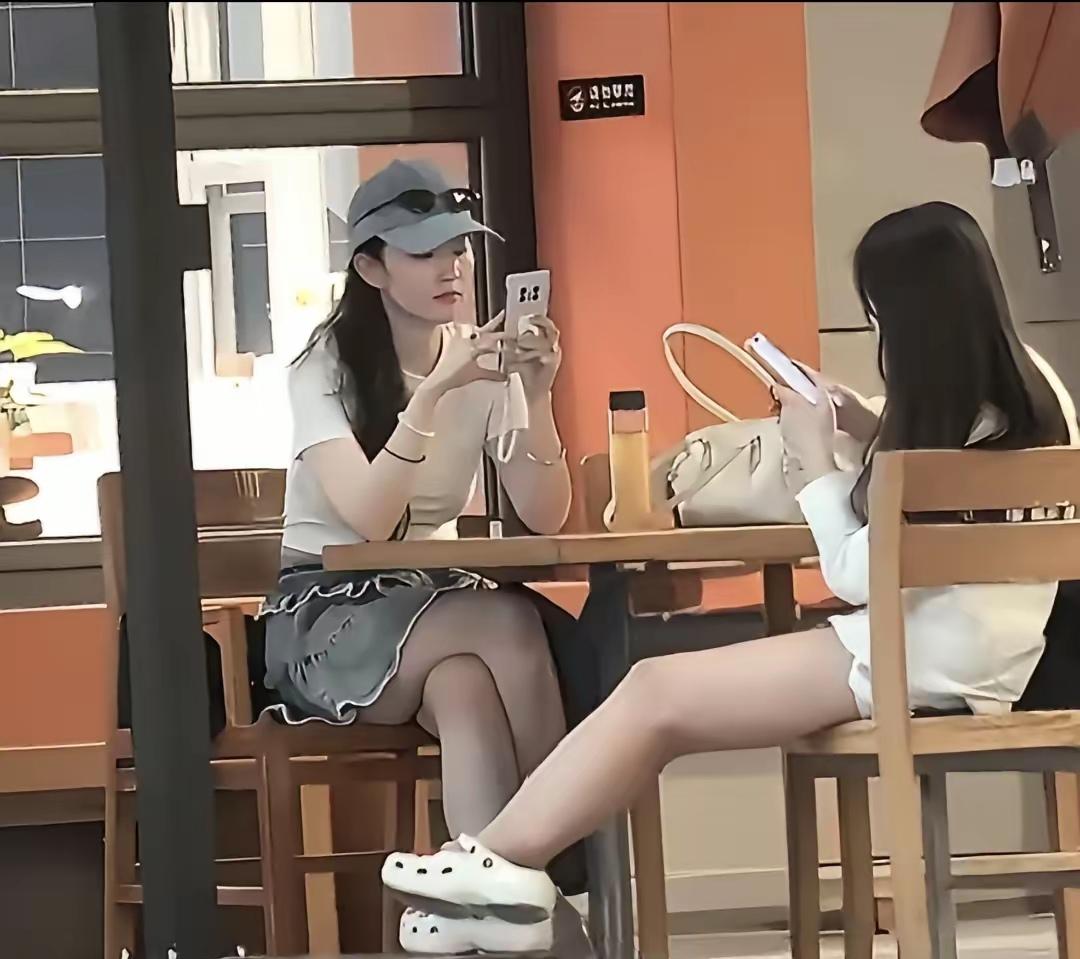 刘亦菲确实漂亮，无论是屏幕里，还是生活中都非常的耀眼。难怪大家都叫刘亦菲神仙姐姐