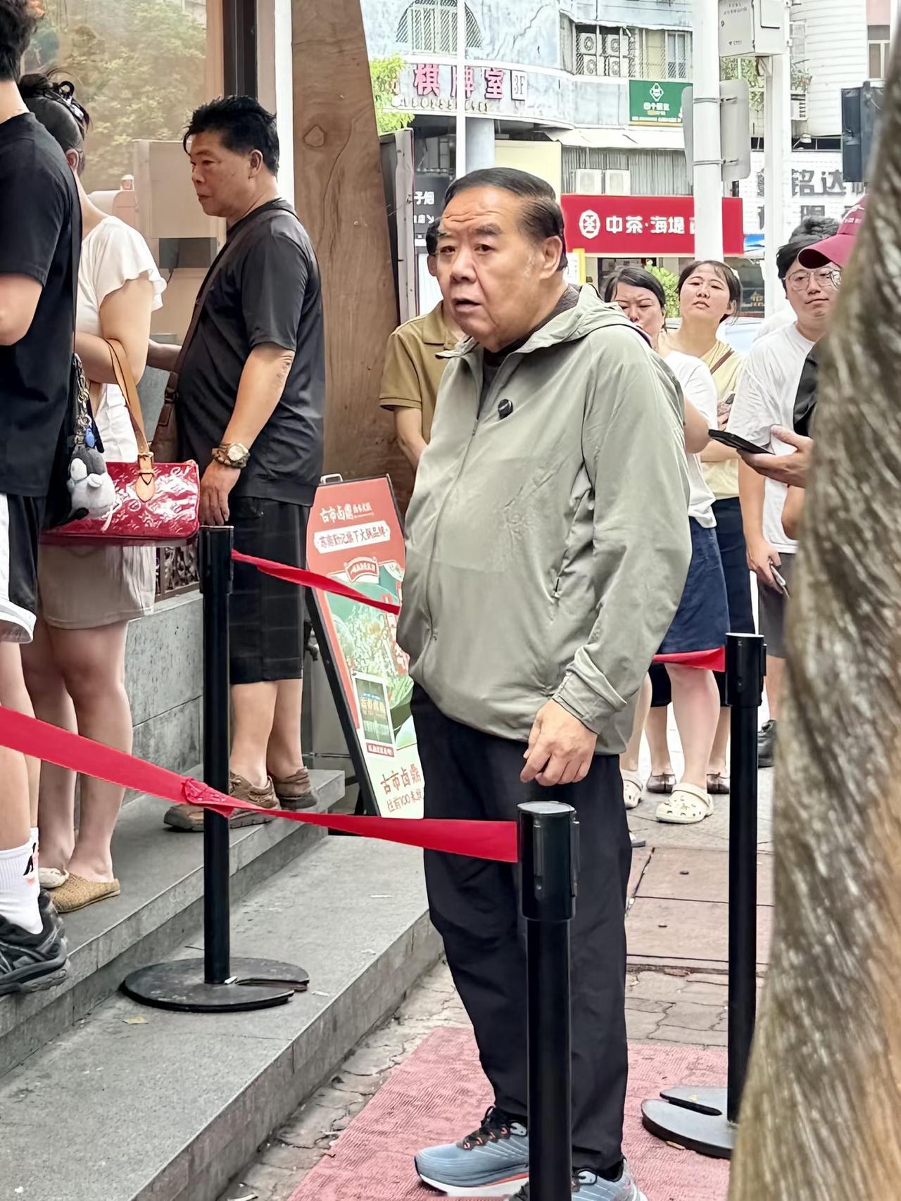 75岁“肥猫”郑则仕回祖籍汕头吃卤鹅饭，他亲自到一处餐馆档口排队，没有因为明星身