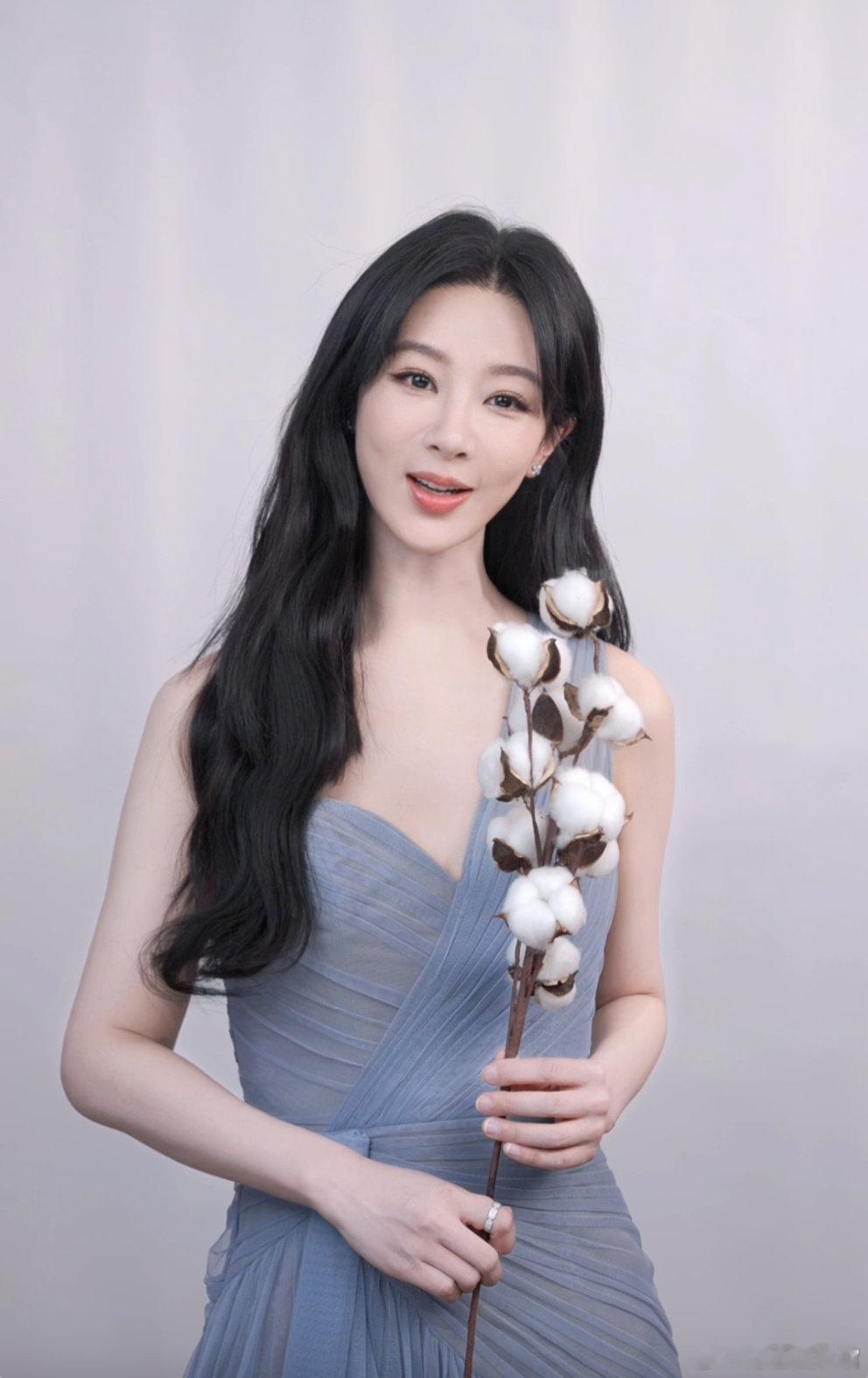 杨紫新剧杀青后首个活动 终于盼来啦！刚结束《生命树》拍摄的，风风火火地带着新活力