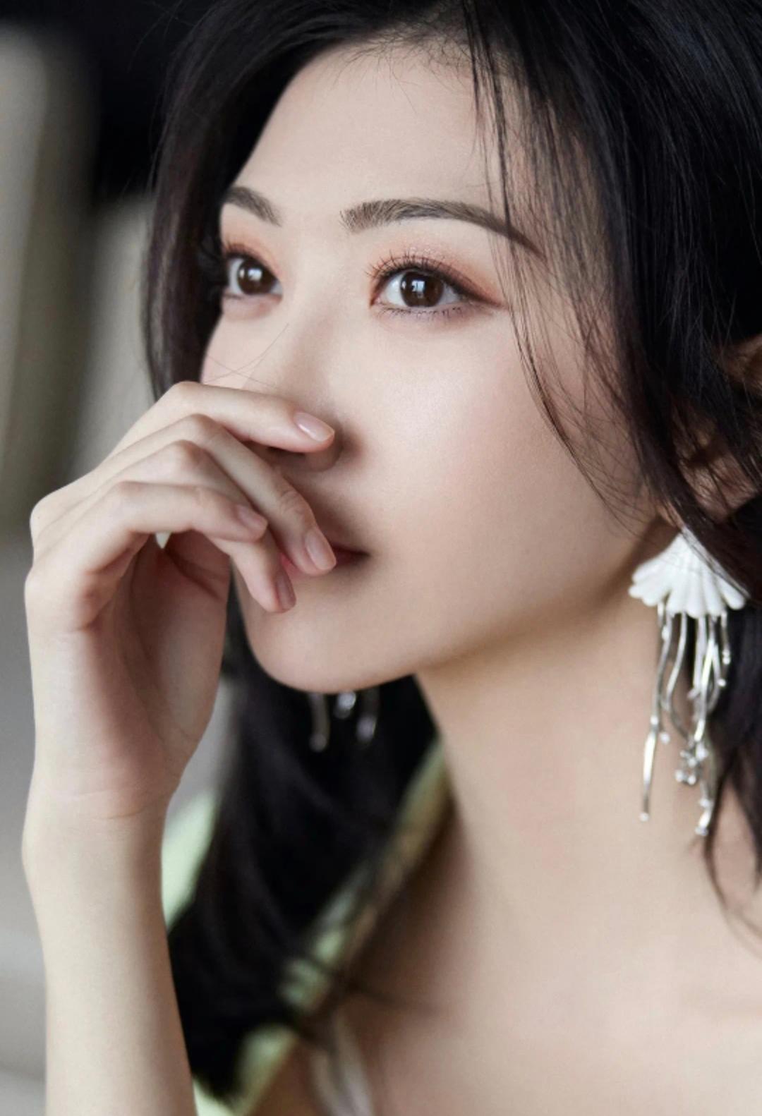景甜这姑娘，在娱乐圈里算是个特别的存在。别的明星隔三差五被扒黑历史、被曝人设崩塌