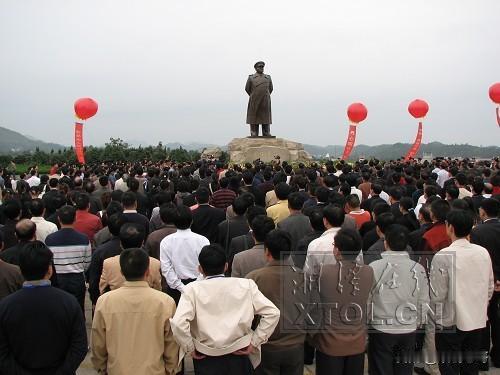 七律·彭德怀元帅
生逢乱世家贫落，有志青年不附阿。
举事平江摧朽木，会师湘赣起新
