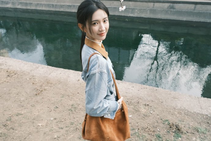 于正支持张婉莹新剧于正为张婉莹新剧宣传张婉莹首部女主剧《春霆念未央》今天在优酷上