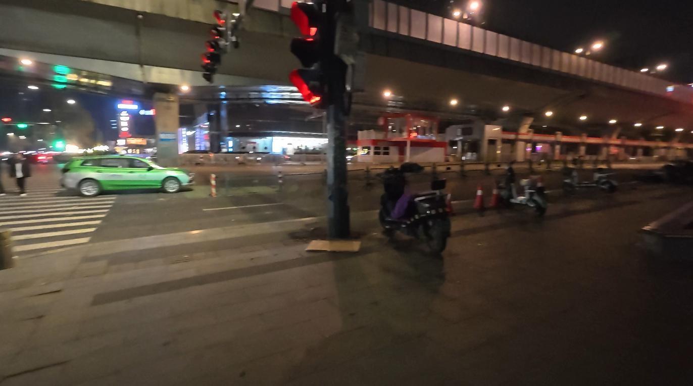 郑州出动2.7万余人次连夜除雪     下雪前后的花园路、农业路口，丹尼斯好几天