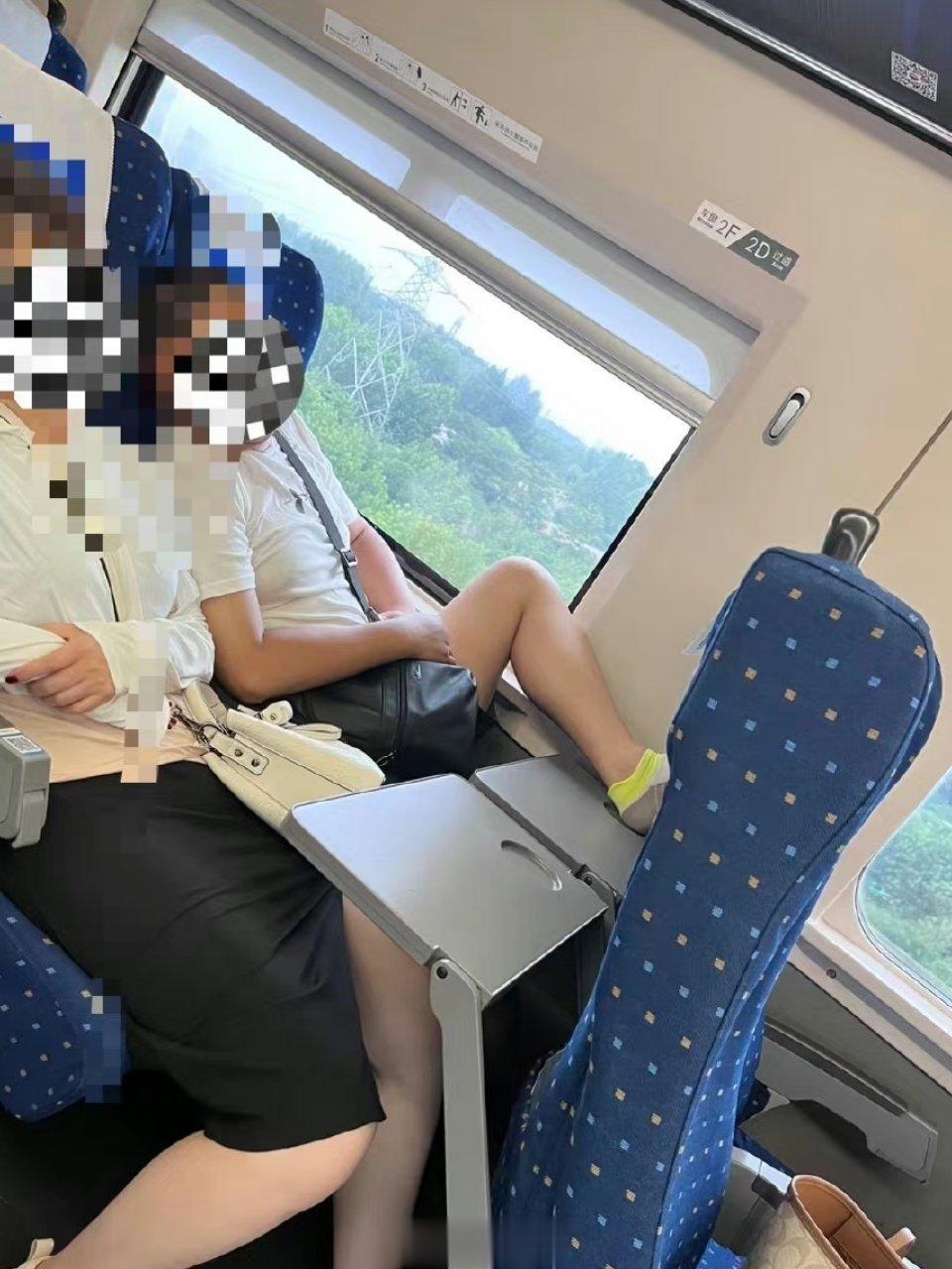 #坐高铁最好不要趴小桌板上# 还以为小桌板承受不住重量…放脚真的太过分了，真恶臭