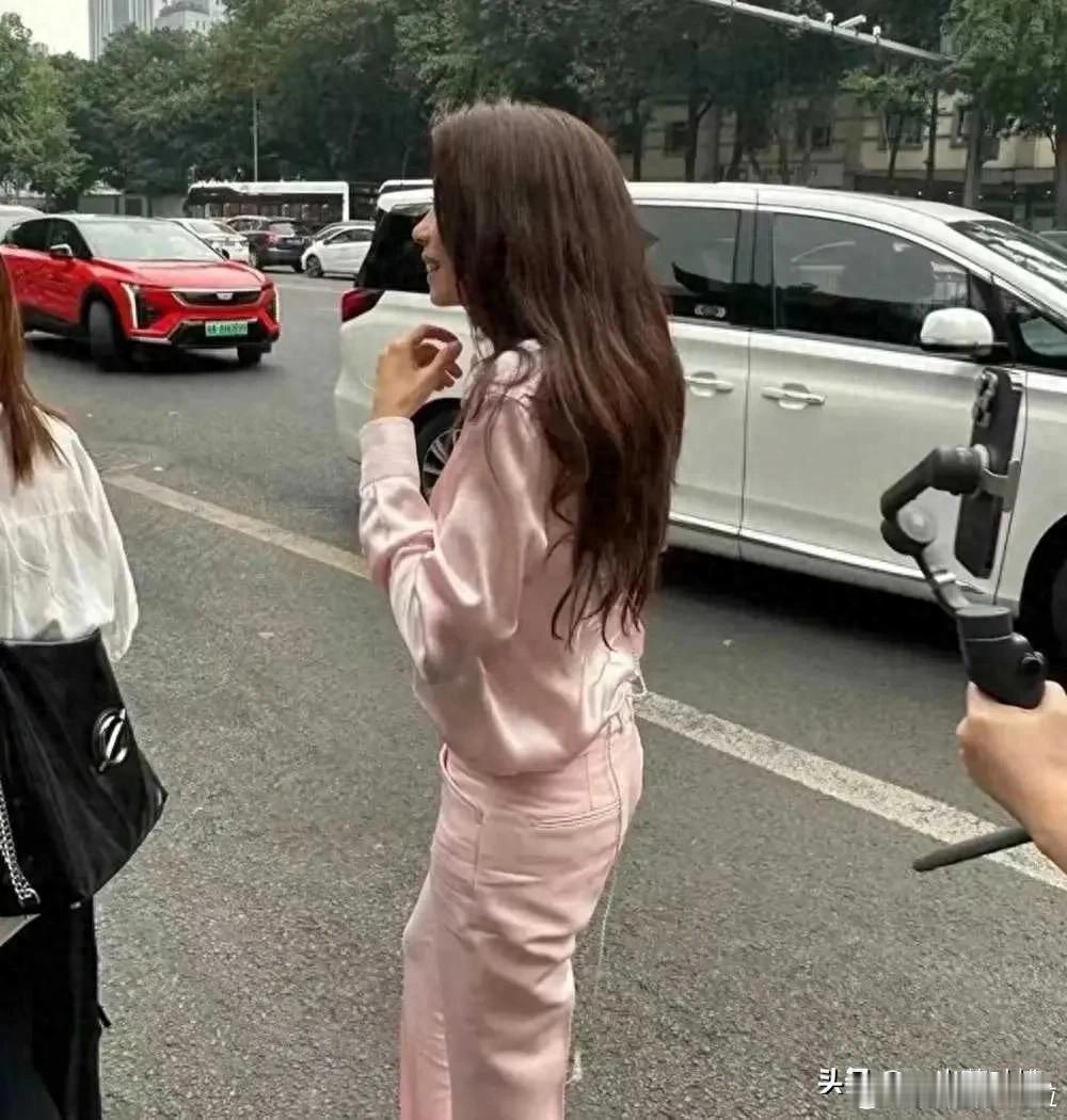 莫文蔚街头商演，独特气质与修长美腿吸睛。虽容颜非焦点，但她的魅力却让人难以忽视，