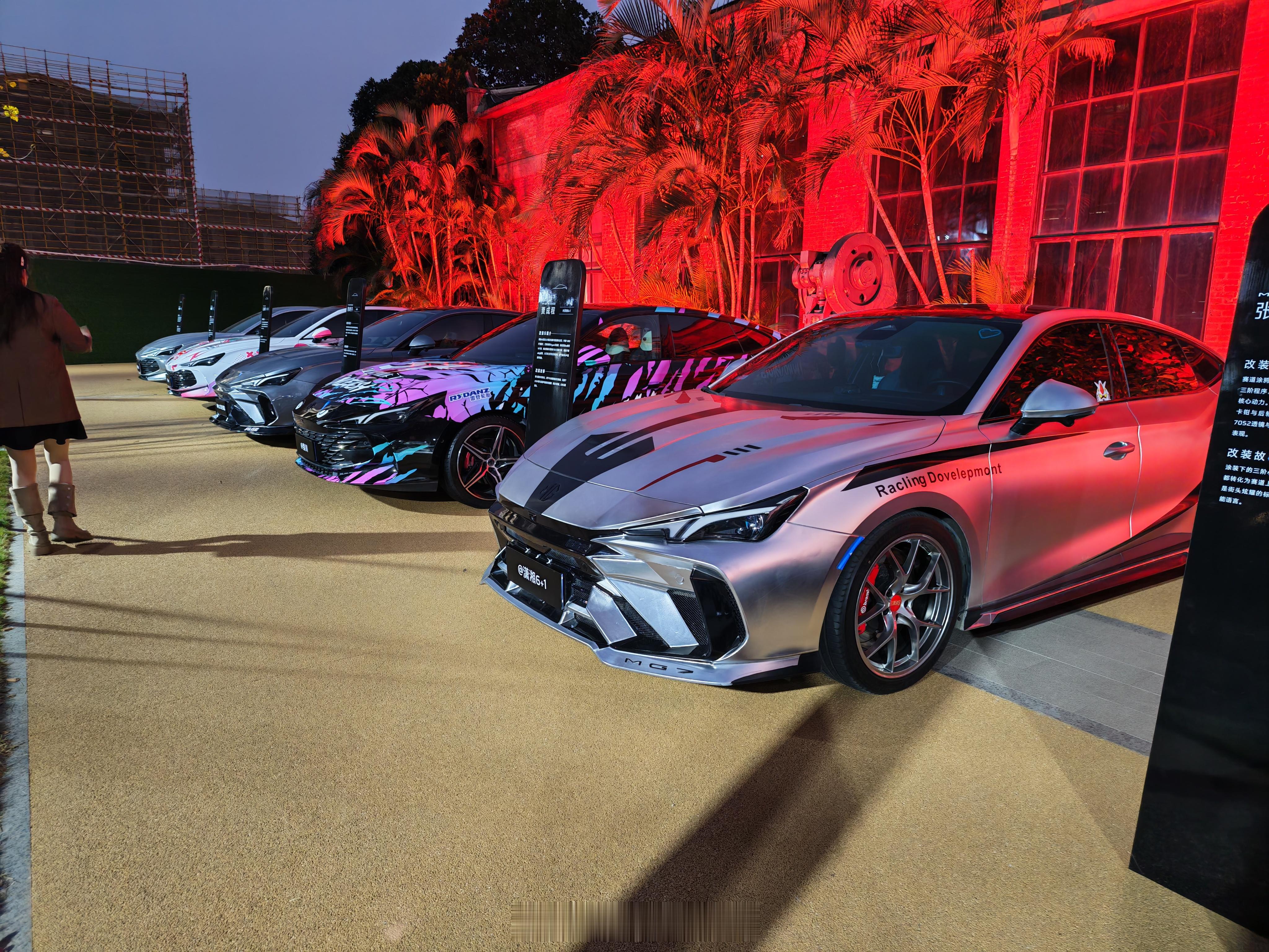 还得MG车主会玩，每台车都改得够特别没必要在乎别人的眼光，自己一群人玩得开心玩得