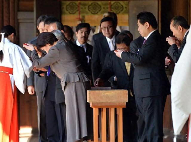靖国神社，现在官方叫法变了：战犯神社。
4个字和5个字的区别，背后藏着一件大事。