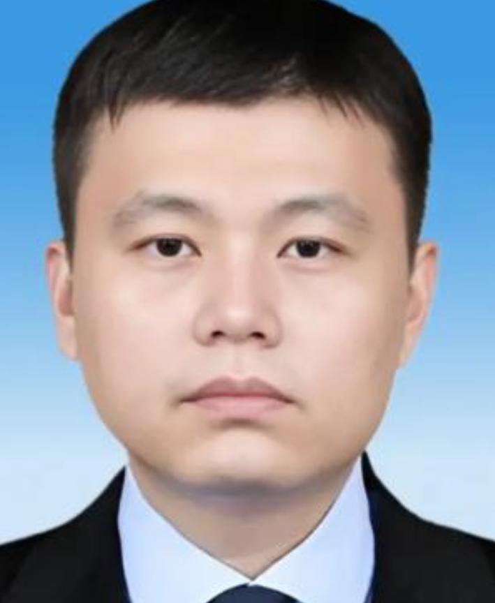 2006年，广东顺德海关的一名普通公务员晚上回到家，悄悄对妻子说：“老婆，我的银