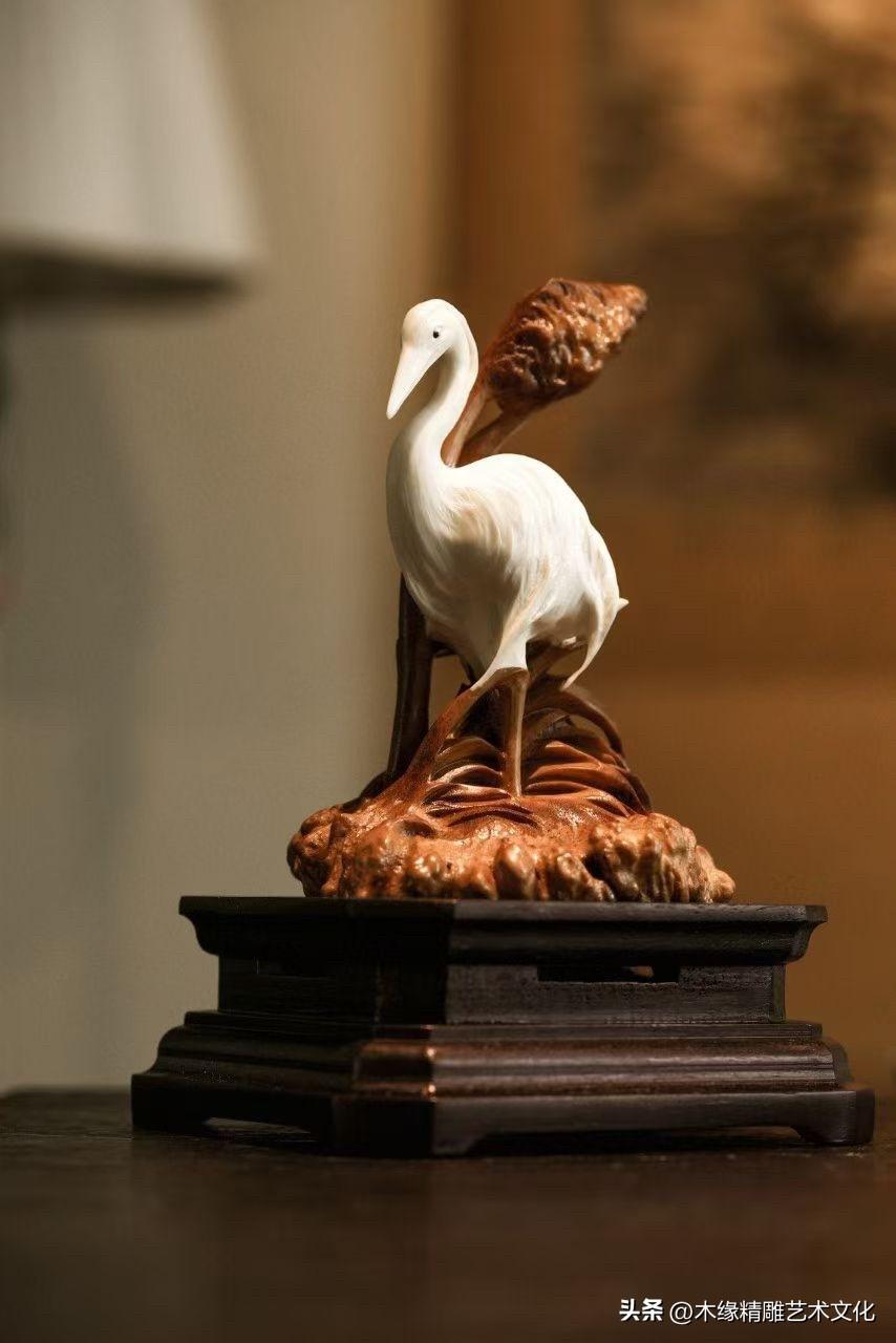 一炉香烟起，案头便有了山林气。

鹿角天然纹理与手工雕刻相融，近处细腻写实，远处