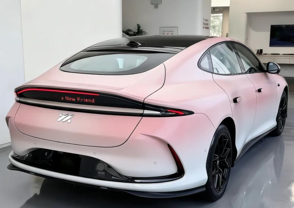 为什么智己L6轿跑车颜值会这么高？设计上线条比较柔和，颜值比较有特点，主要是配置