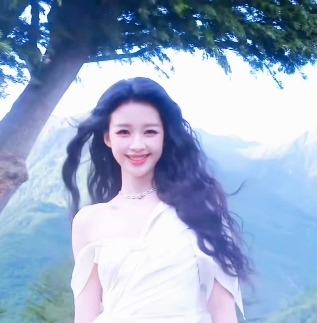 孙怡女神级别 慢镜头放慢美好瞬间，看清孙怡的出众颜值。VOGUE红毯上白裙曳地，