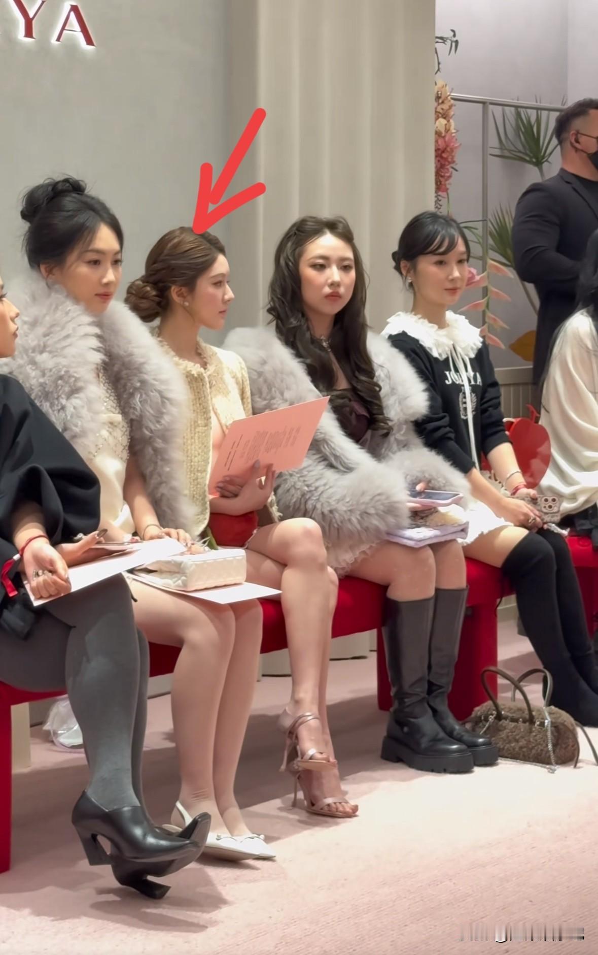 明星不愧是明星，这脸也太小了吧！