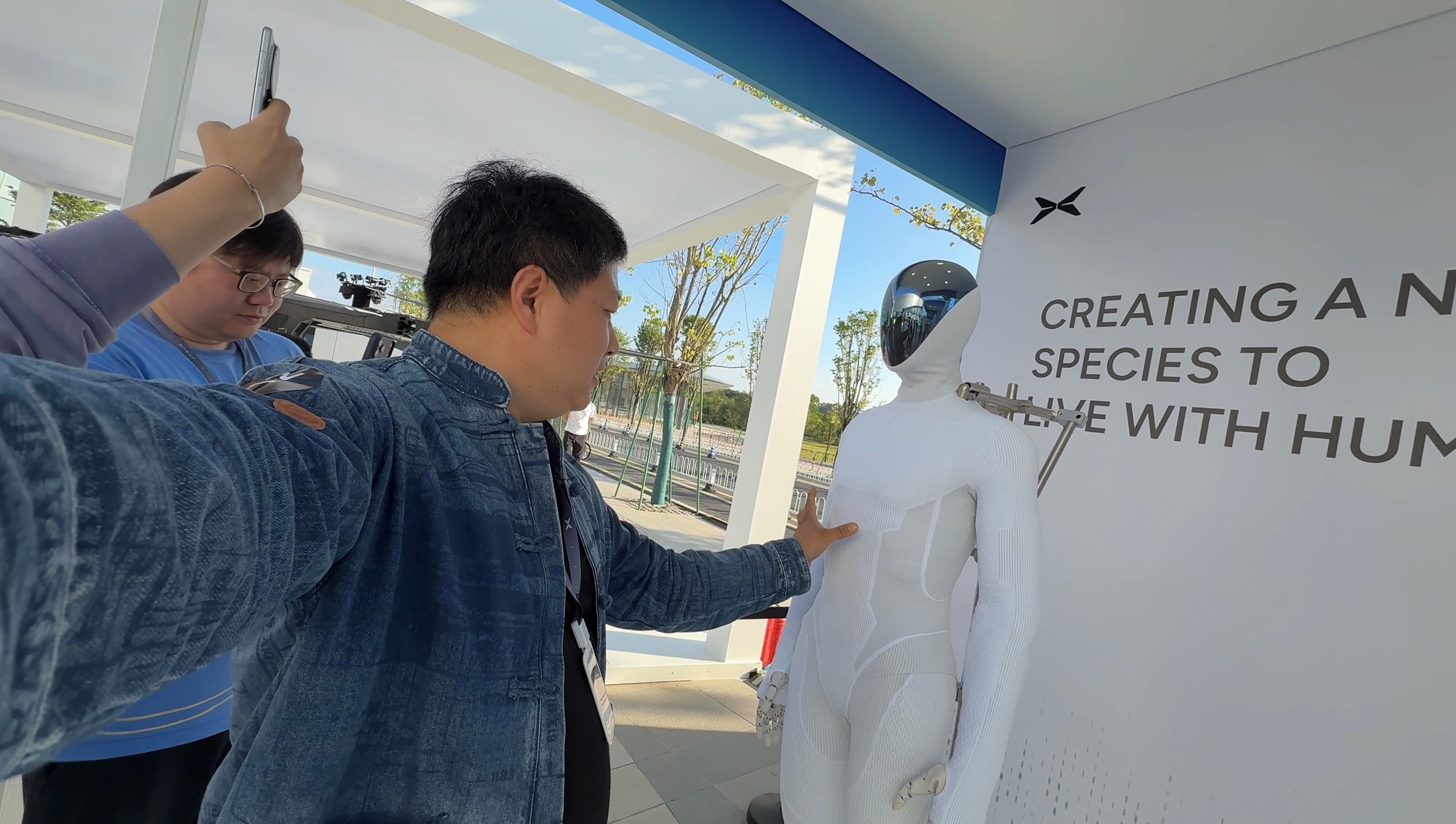 昨天小鹏人行机器人走猫步火了，都说里面是人扮演的，因为走得太像人的步态了，今天我