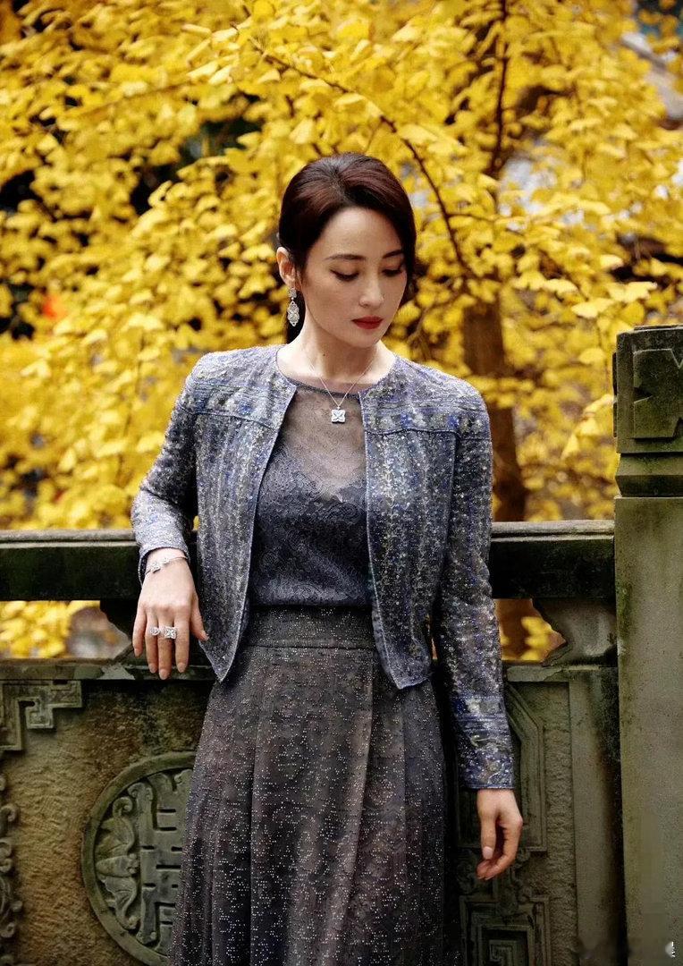 蒋勤勤身着深灰亮片套装惊艳亮相，清冷华贵的模样美得让人惊叹。