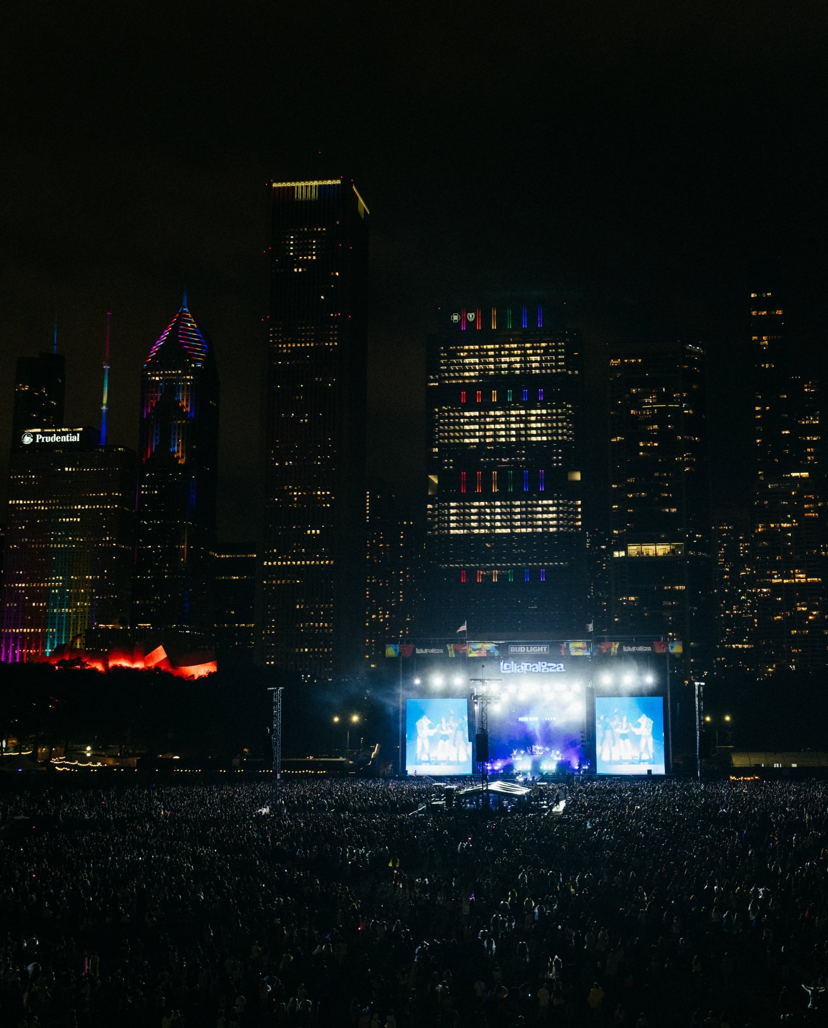 Jennie凭借lollapalooza音乐节领衔艺人的演出身份载入史册音乐节组
