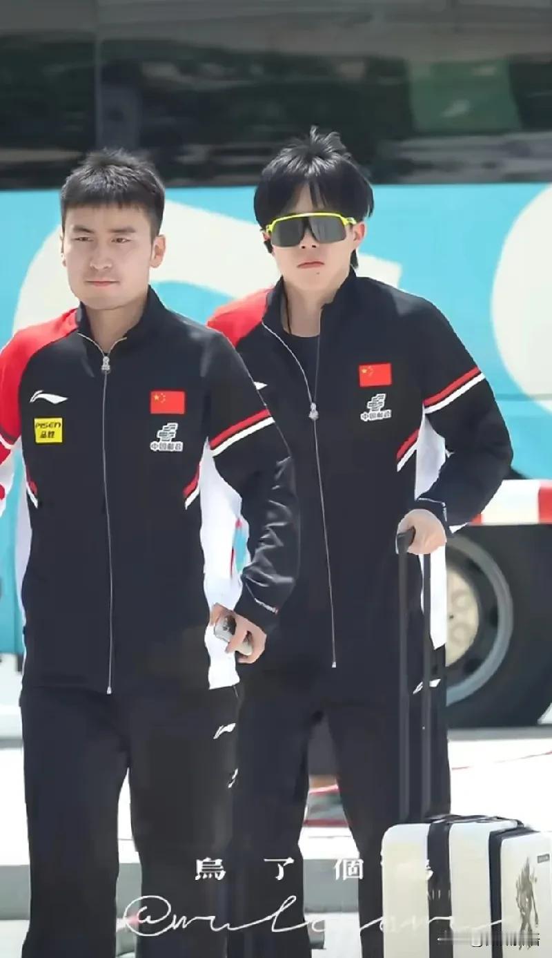 王楚钦又戴着墨镜上训了。
看到有网友说：“自从楚钦昨天带上墨镜，就找不到路了。”