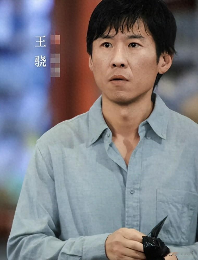 48岁王骁捧起百花奖，母亲王馥荔42年前也曾获奖，但当年她为何亲手斩断儿子演员梦