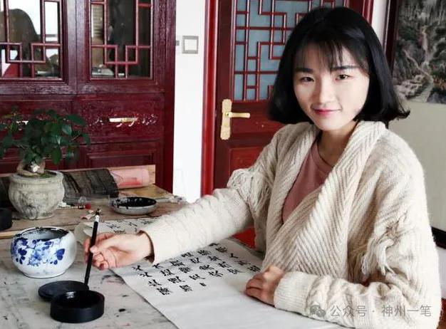 在当今年轻的美女书法新秀中，1990年生于艺术世家的周雅琪格外引人注目。小周从小