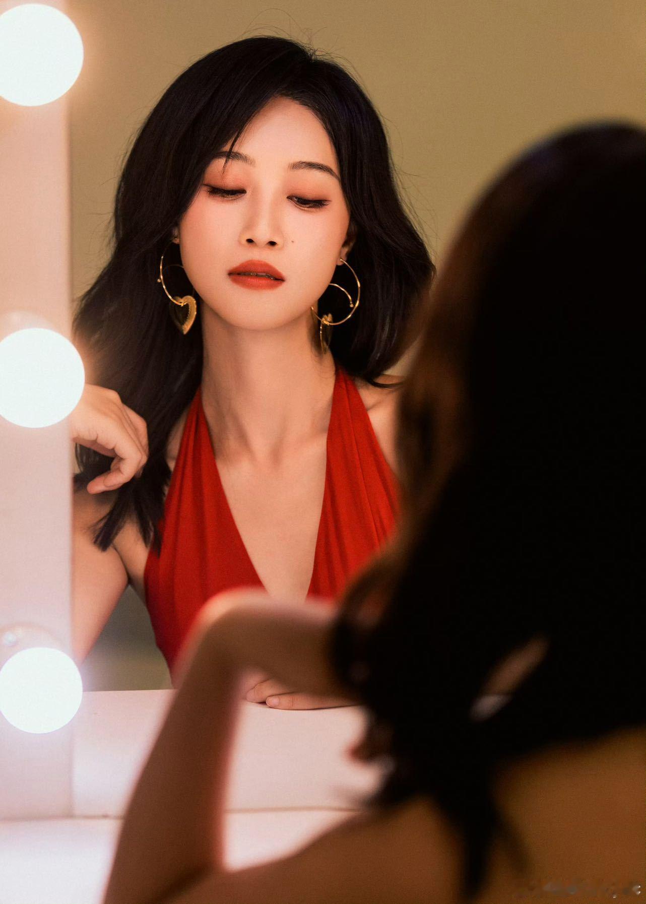 蓝盈莹红裙子红玫瑰 七夕的红玫瑰有了具象化的模样——是她红裙裙摆扬起的弧度，是她