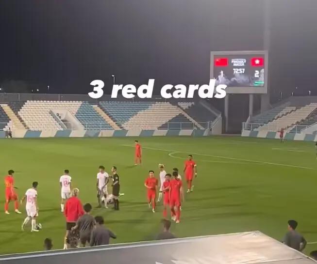 中国男足输香港队，绝对是烟幕弹！[笑哭]不管你信不信，反正国足的底线就是这样，输