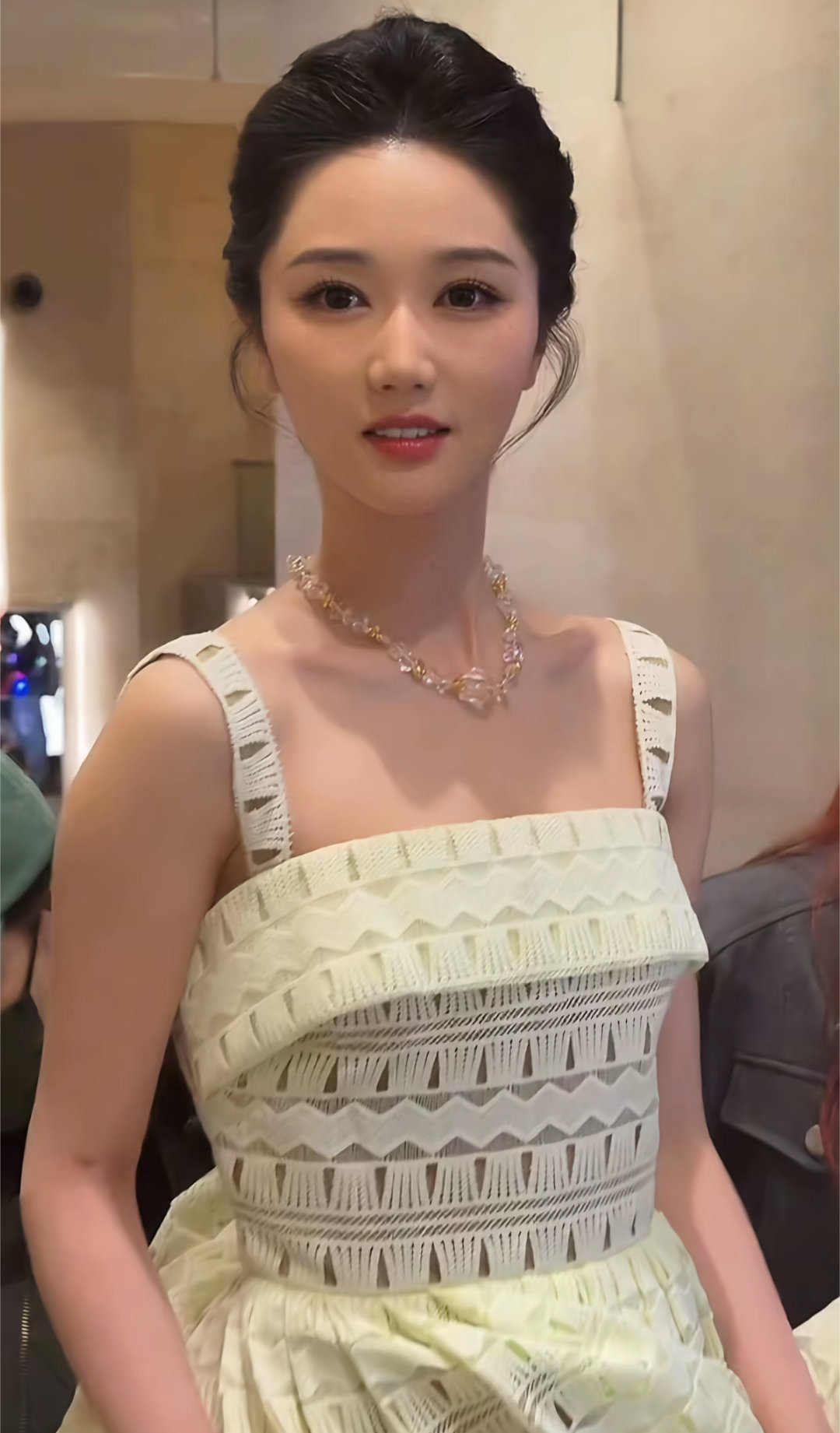 岳雨婷晒纪梵希邀请函这是在回应前缺席巴尔曼秀场引发的“蹭秀”吗不太认识没听说过这