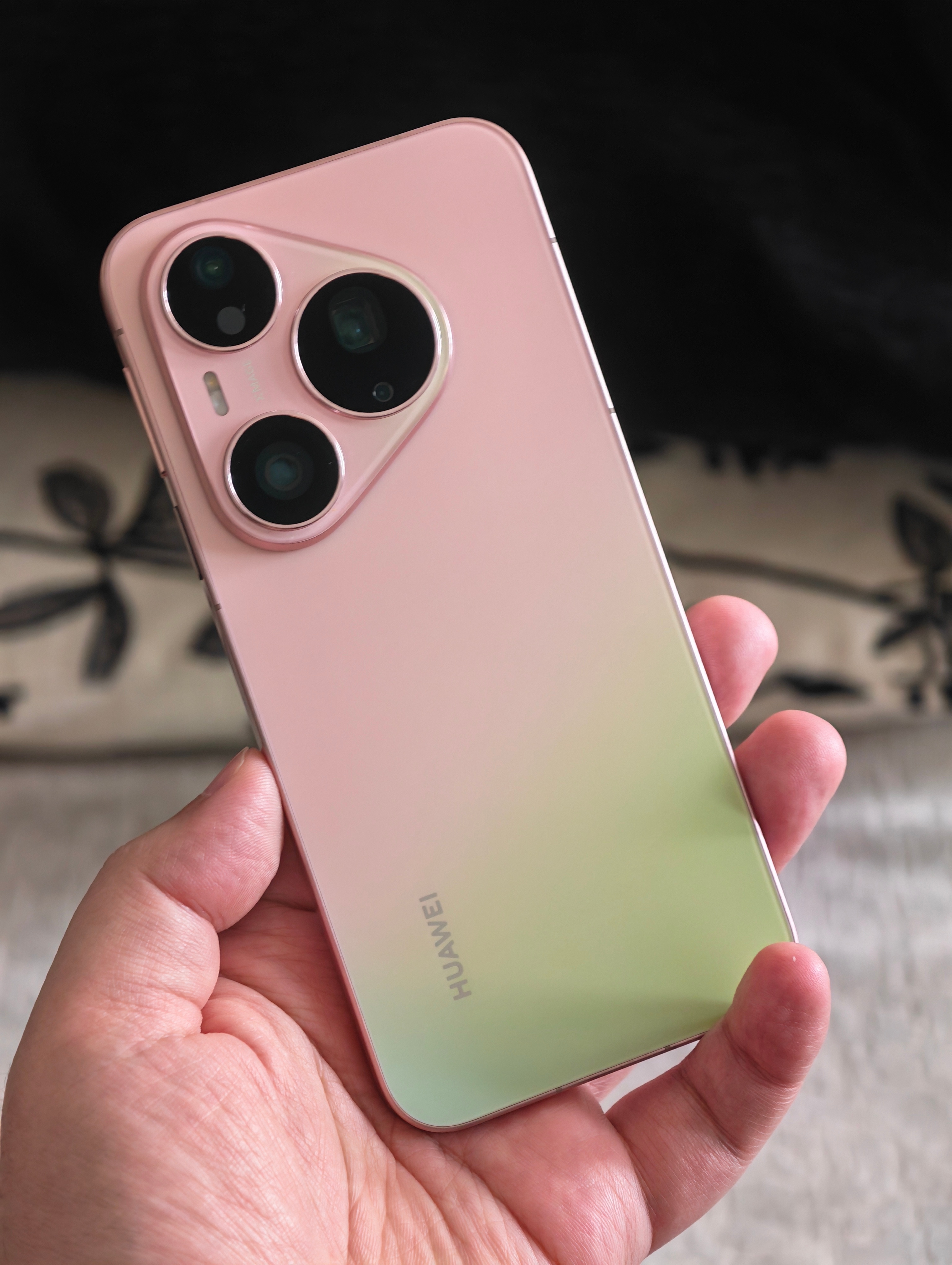 今天华为Pura 90系列开卖，买了的朋友来说说你们选的什么版本和配色，我猜应该