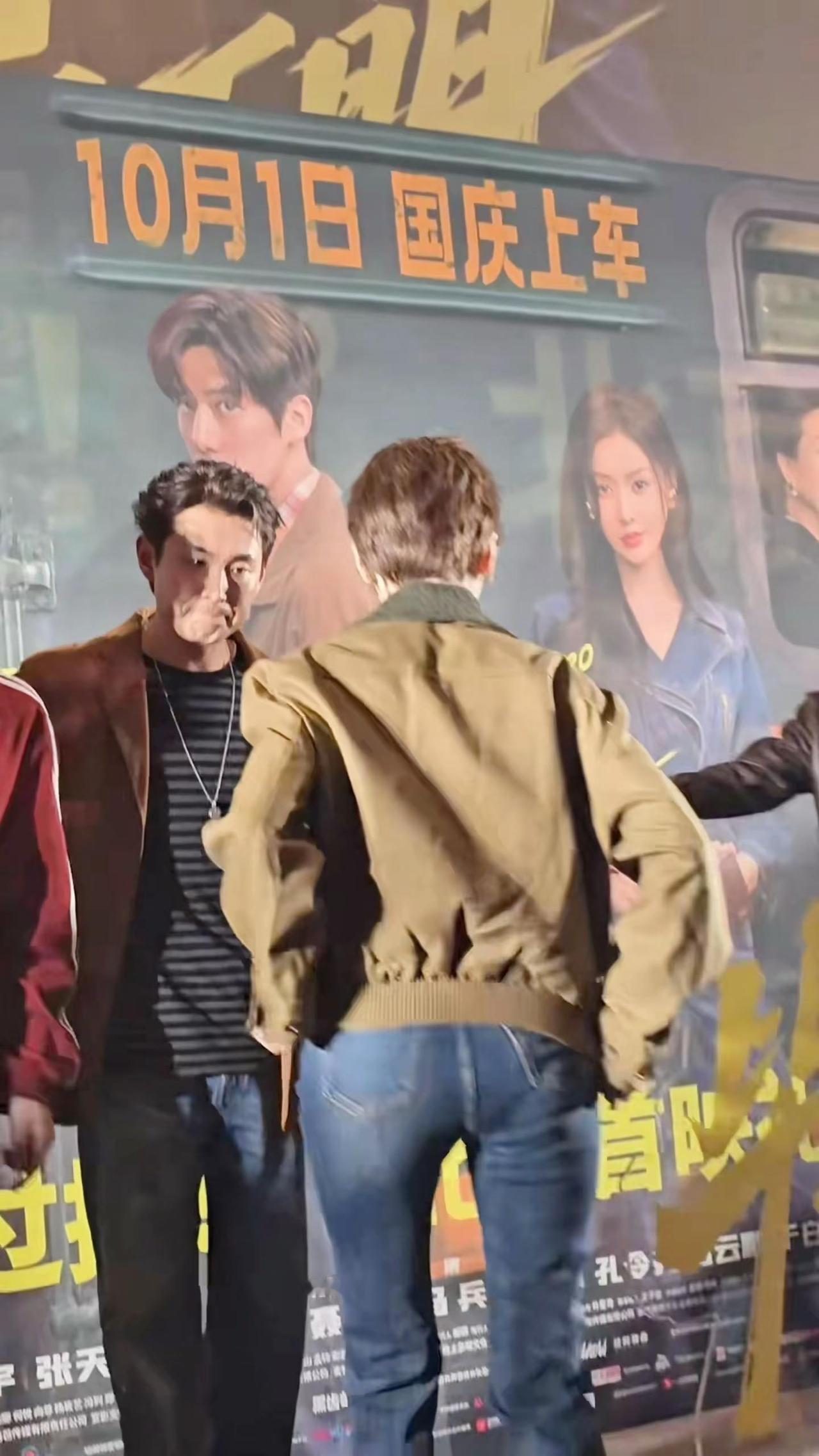 张天爱整理衣服的模样，很曼妙！ 张天爱 这谁顶得住啊 粉丝见面会 腿长