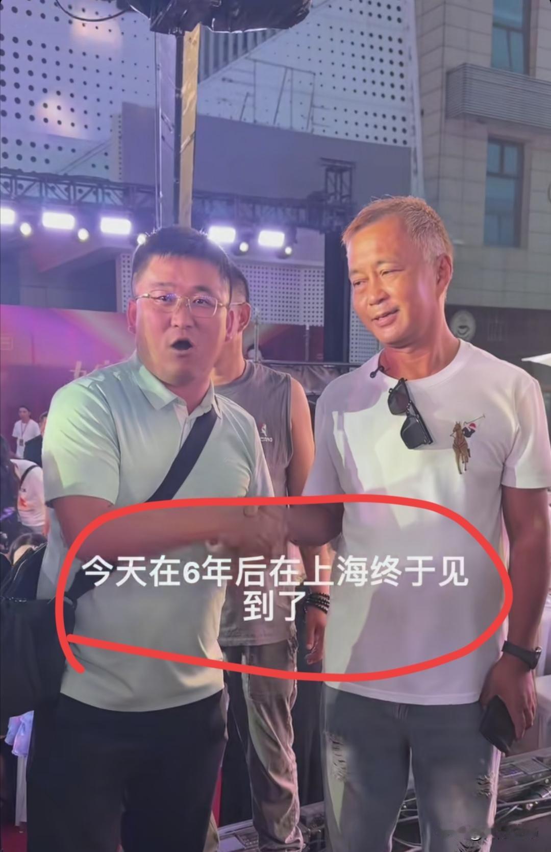 姜涛与著名文化学者沈巍会晤，姜涛笑得跟朵花似的，一脸“荣幸之至”。可沈巍眼神儿老