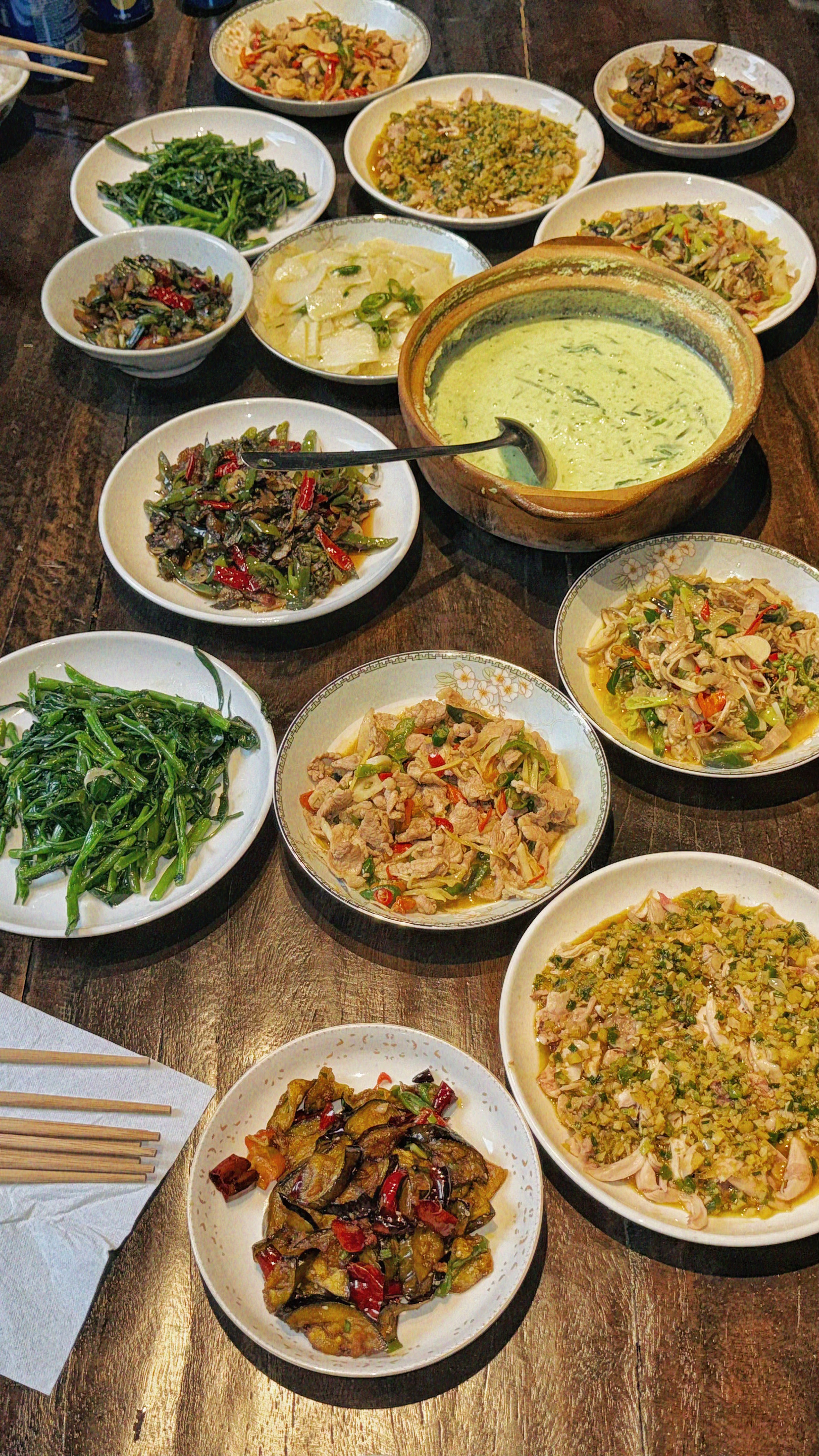 有些客人喜欢买菜回来做饭，还请我们店里大伙一起吃。是因为“他喜欢人多吃饭香”的感