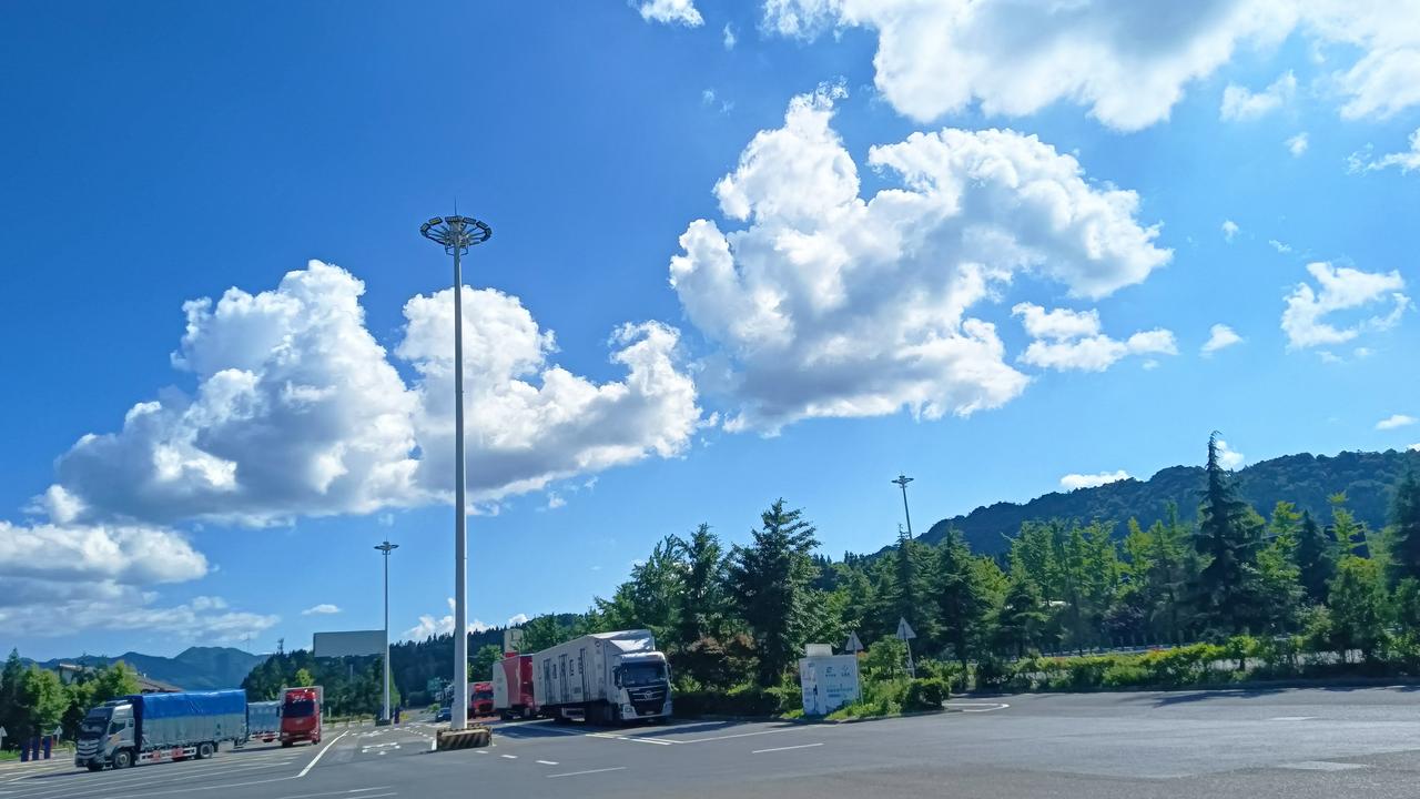 云层，给了多少人想象空间！
依旧还记得青少年时
夏天上学放学路上
看见大朵厚重的