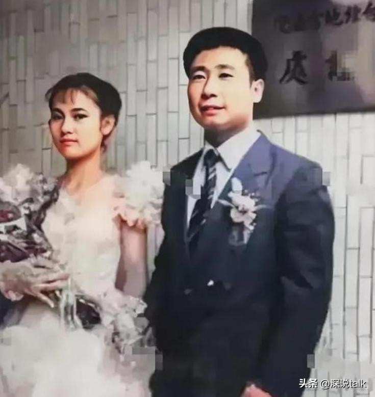 1983年，曾叛逃到台湾的飞行员王学成结婚了，在婚礼上，王学成笑得满脸灿烂，开心