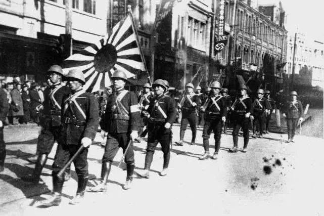 东京街头，一位老人每年8月15日都独自站在和平纪念碑前，低头合十。

他不知道，