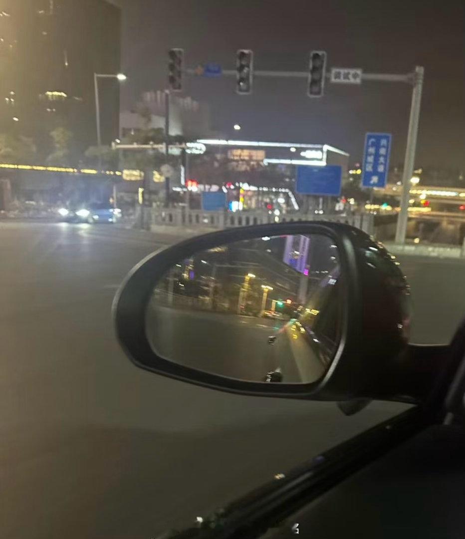 收工回家，难得那么早回家，必须早早休息！金油指挥官-侯佑铭