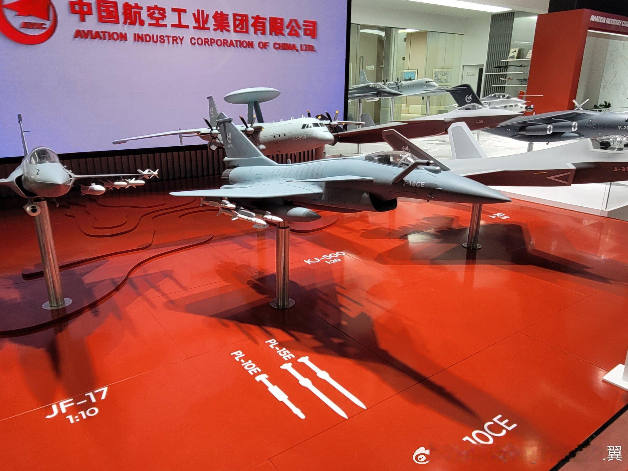 巴黎航展上露面的歼-10CE模型，PL-15E以双联挂载姿态占据翼下挂架C位歼1