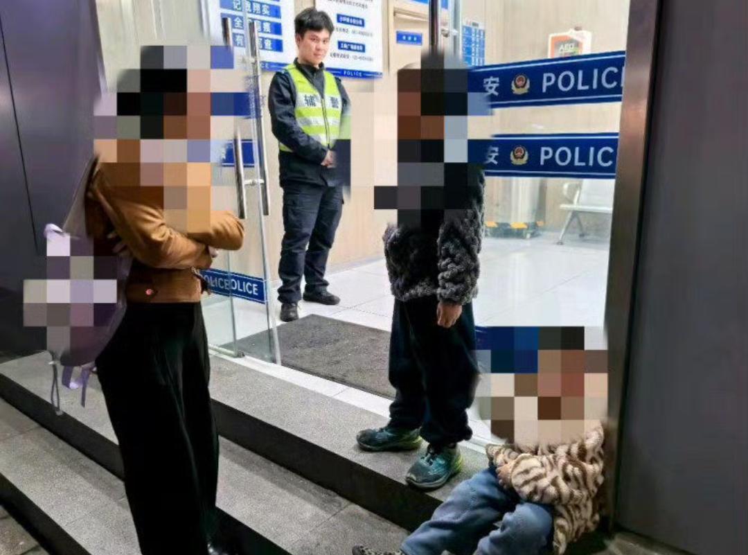 真是惊险！带俩娃逛街，10分钟内俩娃接连走丢，换谁不得急疯了？
 
这事就发生在