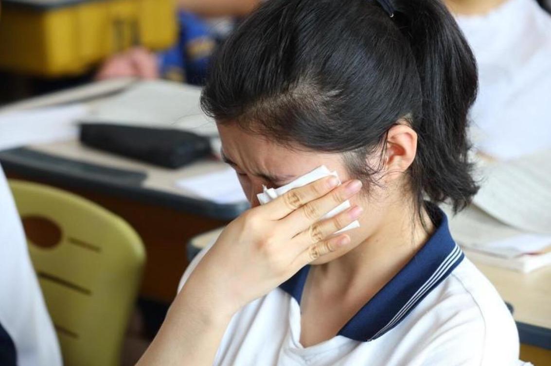 13岁盐城女孩的一句“我欠姑姑一条命”，曾刷爆全网、看哭千万网友。

正午午饭时