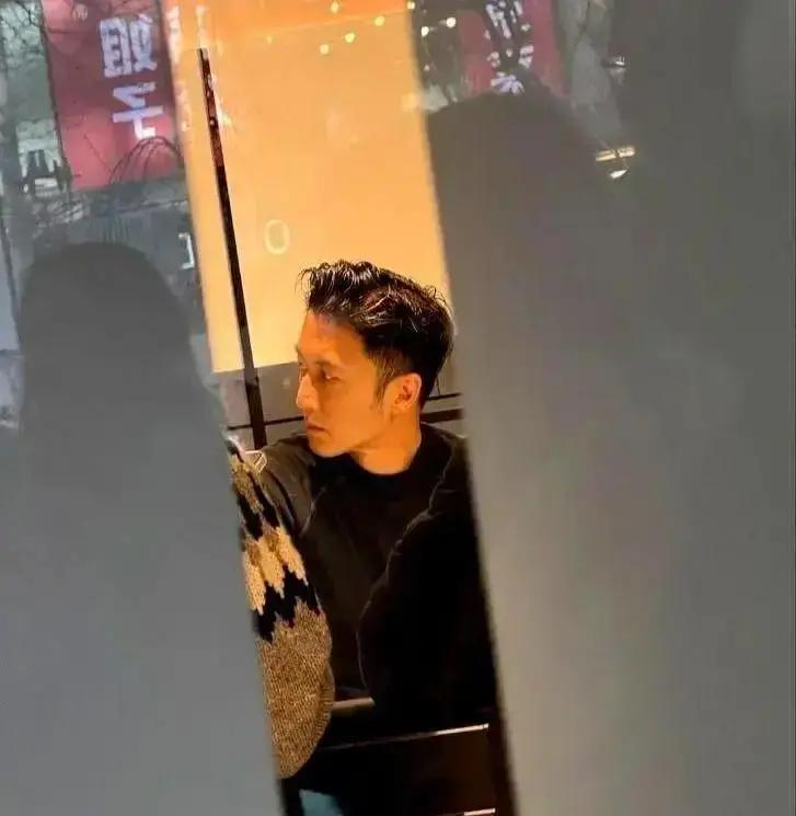 秃头预警！90后发际线后移1厘米
 
北京协和皮肤科每天接诊200个掉发年轻人。