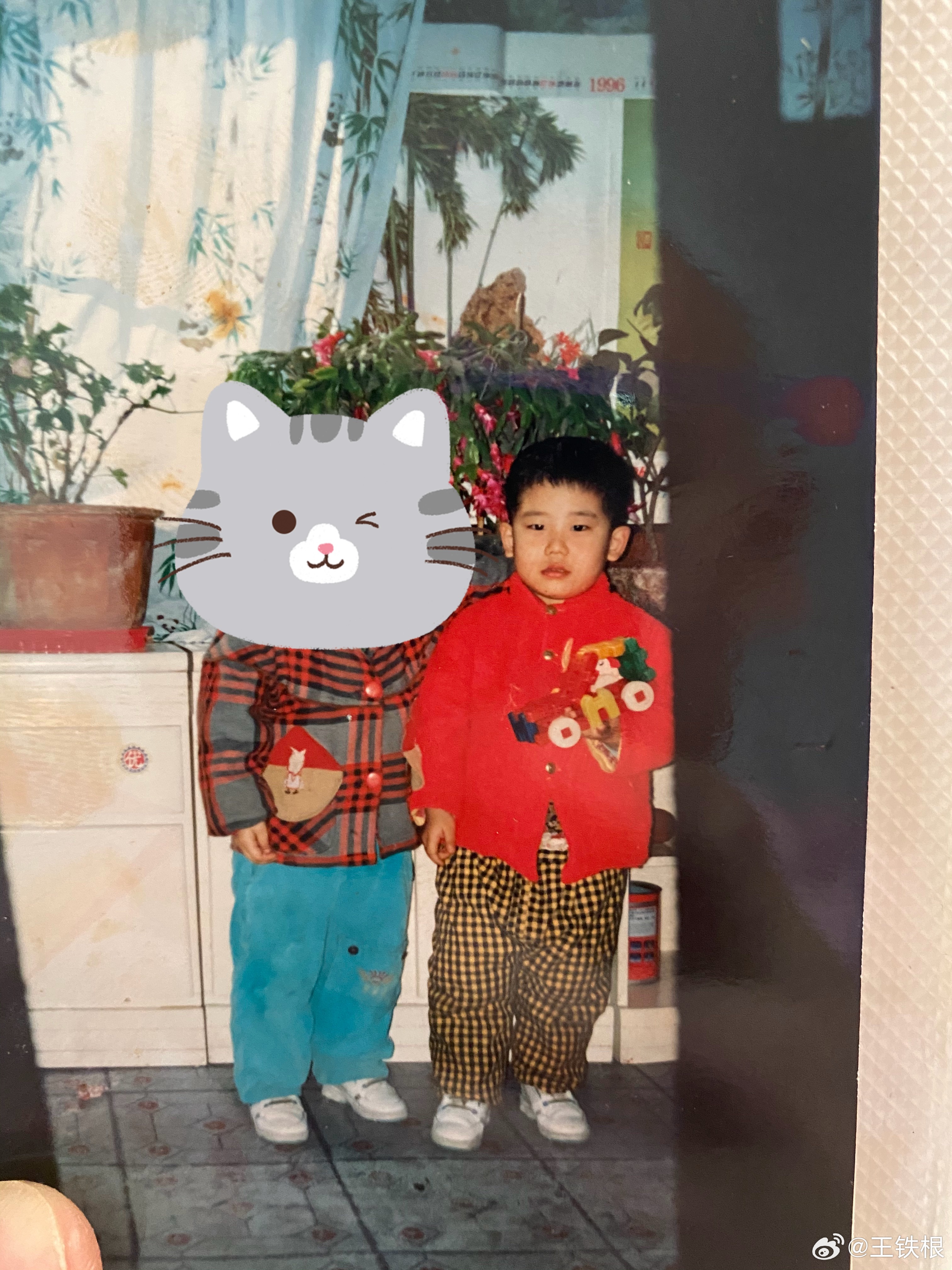 噢！30年前的本博。从小就爱汽车，积木要插成SUV的形状。 