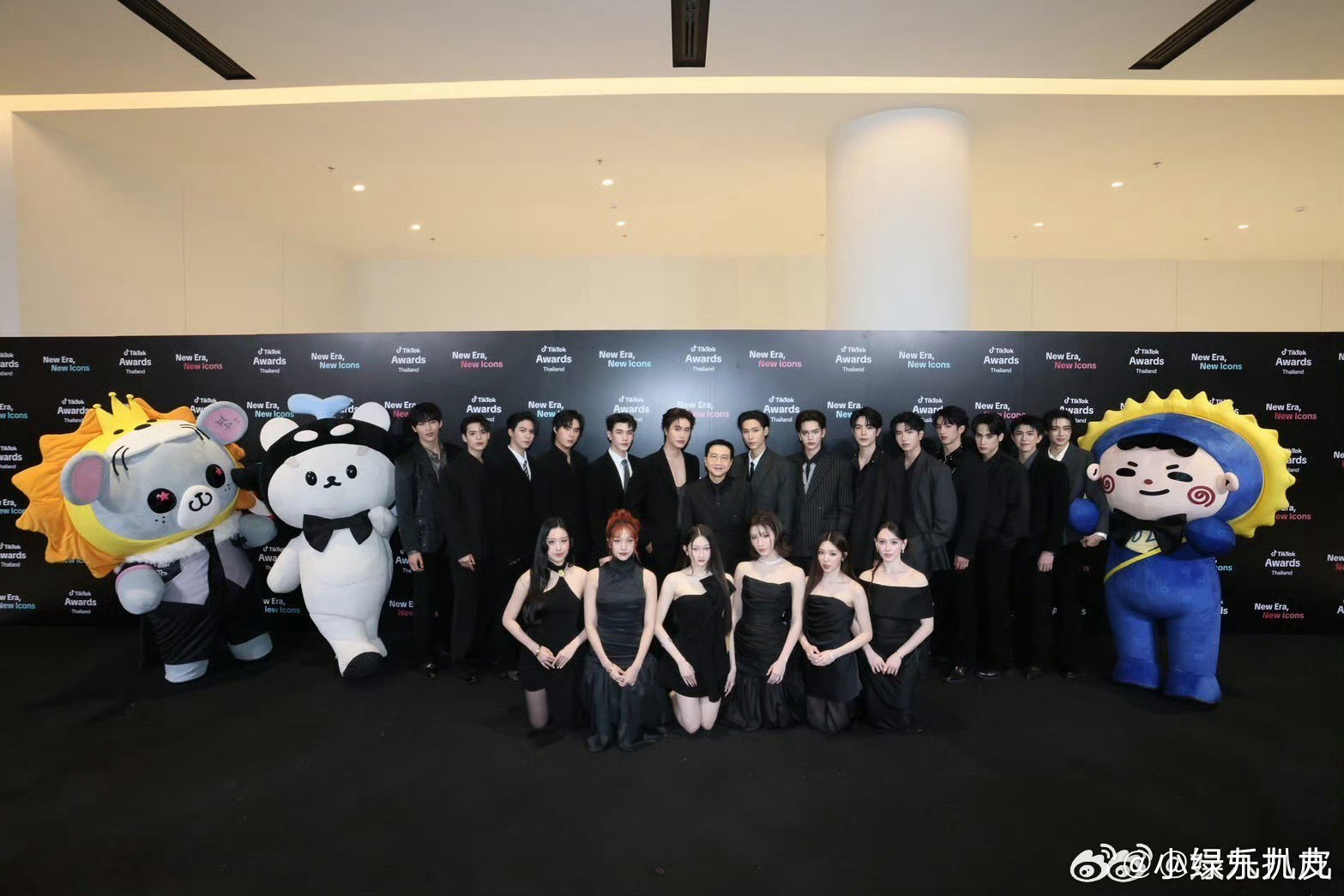 女艺人穿着裙子跪前边拍照有病吧…… ​​​