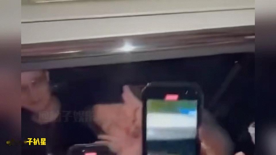 #小S喝了粉丝递来的酒#小s这有多信任粉丝啊！？也是真超爱喝！ ​​​