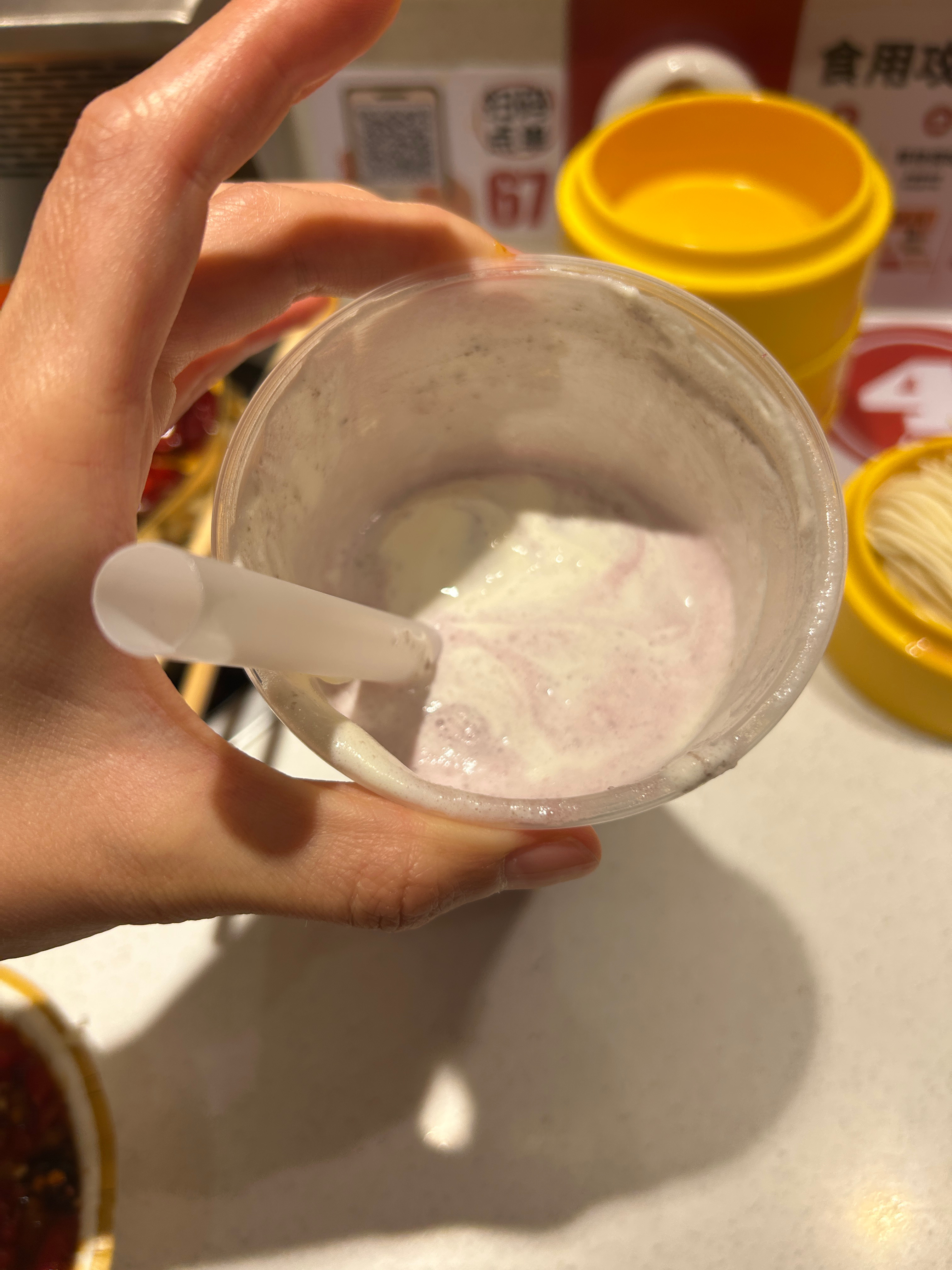 我不知道古茗啥意思 一般这个盖子下面不都还有一层纸吗 然后我直接拿 居然没有 全