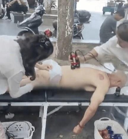 浙江绍兴，两名女子在露天广场为一名仅穿内裤的老人推拿按摩，引发争议。9月14日，