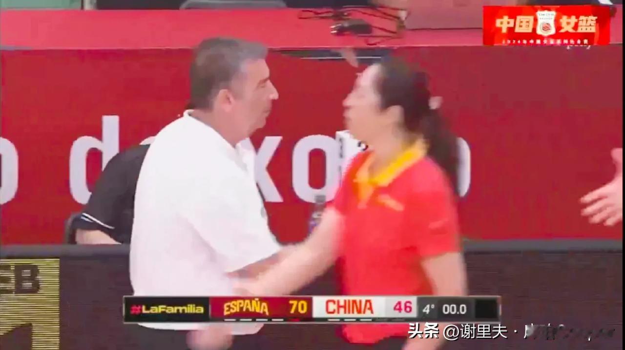 女篮主帅郑薇太狡猾，背后有高人王芳指点，欧洲热身赛故意放西班牙一场，露出破绽给对